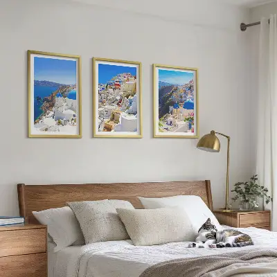 Kompozycja obrazów na ścianę przedstawiająca krajobraz z architekturą Oia na Santorini