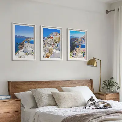 Kompozycja obrazów na ścianę przedstawiająca krajobraz z architekturą Oia na Santorini