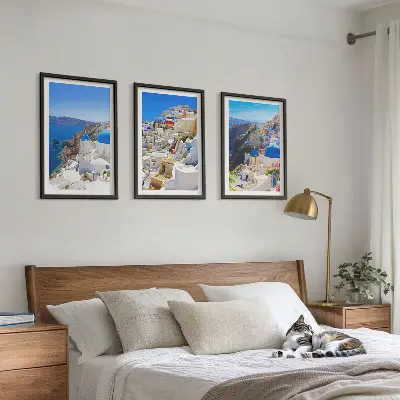 Kompozycja obrazów na ścianę przedstawiająca krajobraz z architekturą Oia na Santorini