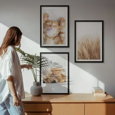 Kompozycja obrazów na ścianę ze słodkimi zwierzętami psami i kotami w stylu boho