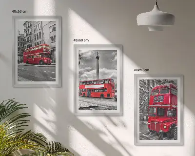 Zestaw obrazów do salonu z motywem czerwonych autobusów w Londynie