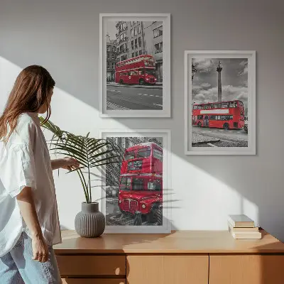 Zestaw obrazów do salonu z motywem czerwonych autobusów w Londynie