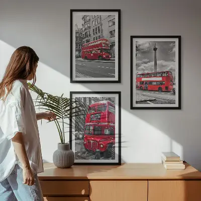 Zestaw obrazów do salonu z motywem czerwonych autobusów w Londynie