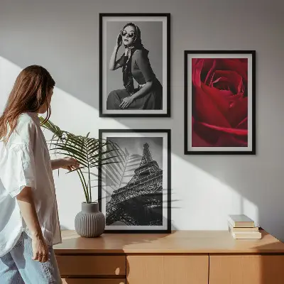 Kompozycja obrazów na ścianę paryska dama w okularach z motywem wieży Eiffla