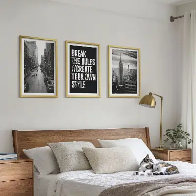 Zestaw obrazów do salonu inspiracja miejskimi ulicami w czerni i bieli