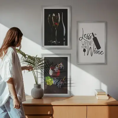 Zestaw obrazów do salonu z motywem kieliszków wina, winogron i napisu