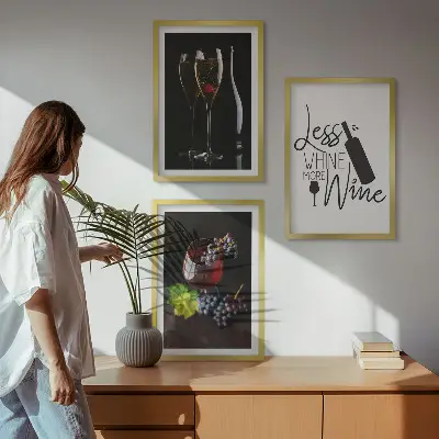 Zestaw obrazów do salonu z motywem kieliszków wina, winogron i napisu