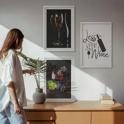 Zestaw obrazów do salonu z motywem kieliszków wina, winogron i napisu