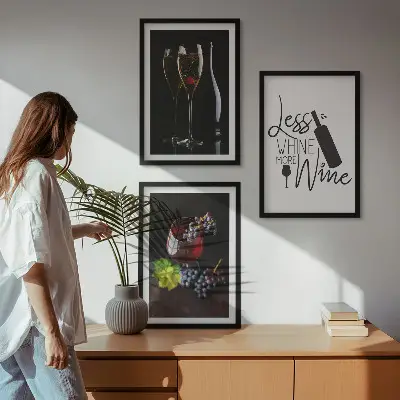 Zestaw obrazów do salonu z motywem kieliszków wina, winogron i napisu