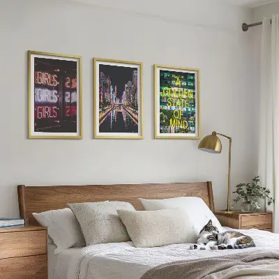 Zestaw obrazów do salonu Neonowe napisy rzeka nocą