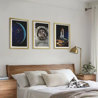 Zestaw obrazów do salonu z motywem kosmosu z ziemią astronautą i rakietą