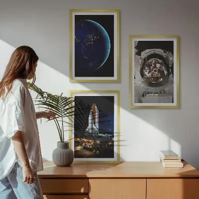 Zestaw obrazów do salonu z motywem kosmosu z ziemią astronautą i rakietą