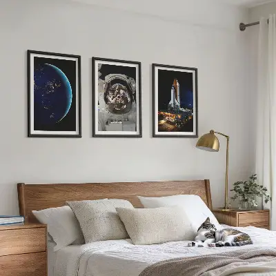 Zestaw obrazów do salonu z motywem kosmosu z ziemią astronautą i rakietą