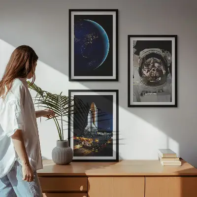 Zestaw obrazów do salonu z motywem kosmosu z ziemią astronautą i rakietą