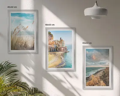 Zestaw obrazów do salonu przedstawiający krajobrazy plaży, klifów i miasta