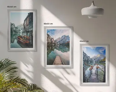 Zestaw 3 obrazów do salonu jezioro z górami i drewnianymi łodziami