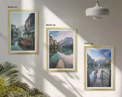 Zestaw 3 obrazów do salonu jezioro z górami i drewnianymi łodziami