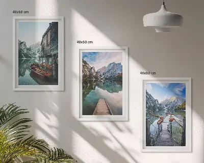 Zestaw 3 obrazów do salonu jezioro z górami i drewnianymi łodziami