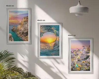 Zestaw 3 obrazów do salonu przedstawiający morskie fale i białe domy z Santorini