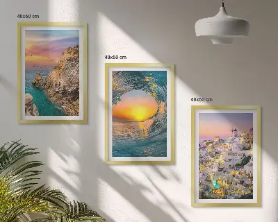 Zestaw 3 obrazów do salonu przedstawiający morskie fale i białe domy z Santorini