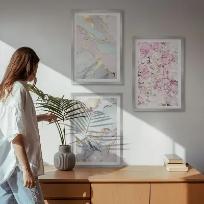 Zestaw 3 obrazów do salonu różowe kwiaty z motywem marmuru w odcieniach pasteli