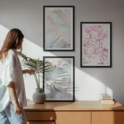 Zestaw 3 obrazów do salonu różowe kwiaty z motywem marmuru w odcieniach pasteli
