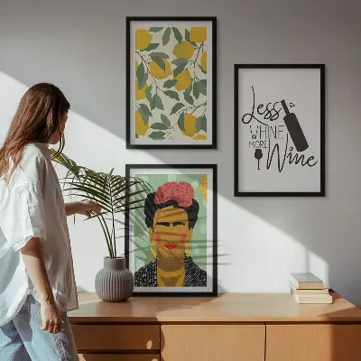 Kompozycja obrazów na ścianę cytryny, wino i portret Fridy