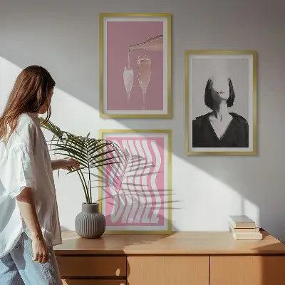 Zestaw obrazów do salonu stylowy portret z motywem relaksu przy szampanie