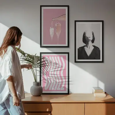 Zestaw obrazów do salonu stylowy portret z motywem relaksu przy szampanie