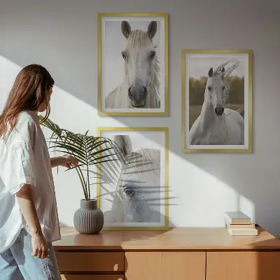 Zestaw obrazów do salonu z motywem białych koni w naturze
