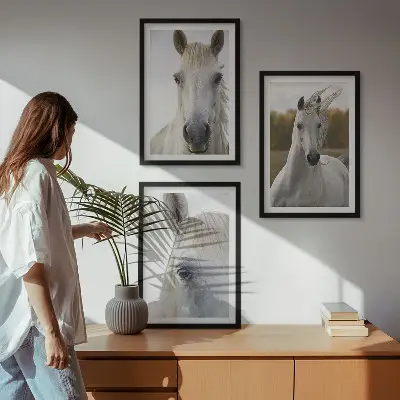 Zestaw obrazów do salonu z motywem białych koni w naturze