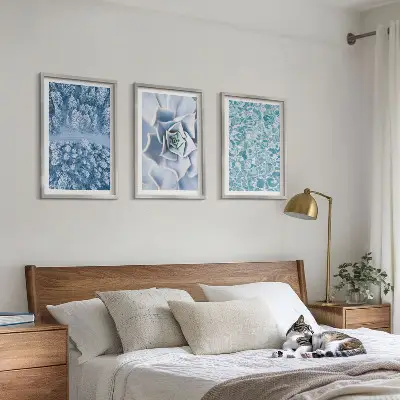 Kompozycja obrazów na ścianę zimowy las z niebieskim kwiatem i wodą