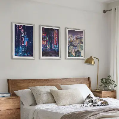 Zestaw 3 obrazów do salonu nocne miasto z neonowymi światłami