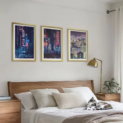 Zestaw 3 obrazów do salonu nocne miasto z neonowymi światłami
