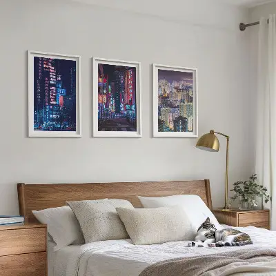 Zestaw 3 obrazów do salonu nocne miasto z neonowymi światłami