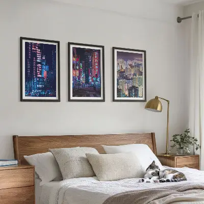 Zestaw 3 obrazów do salonu nocne miasto z neonowymi światłami