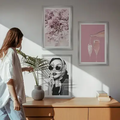 Zestaw obrazów do salonu motyw kwiatów róż i eleganckiej damy