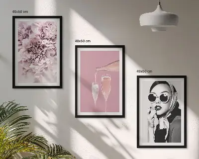 Zestaw obrazów do salonu motyw kwiatów róż i eleganckiej damy