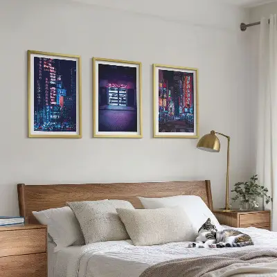 Kompozycja obrazów na ścianę nocne miasto z neonowym wejściem