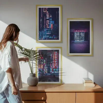 Kompozycja obrazów na ścianę nocne miasto z neonowym wejściem