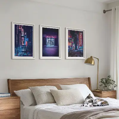 Kompozycja obrazów na ścianę nocne miasto z neonowym wejściem
