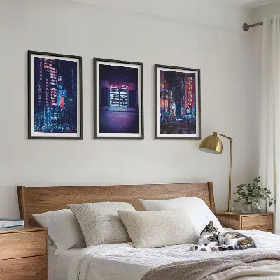 Kompozycja obrazów na ścianę nocne miasto z neonowym wejściem