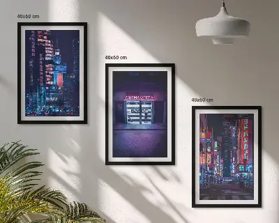 Kompozycja obrazów na ścianę nocne miasto z neonowym wejściem