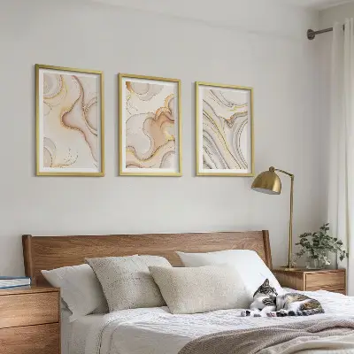 Zestaw obrazów do salonu z linearnymi abstrakcyjnymi motywami