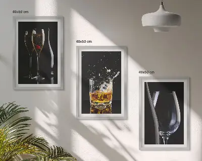 Zestaw obrazów do salonu z motywem kieliszków wina i whisky na czarnym tle
