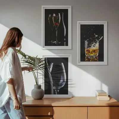 Zestaw obrazów do salonu z motywem kieliszków wina i whisky na czarnym tle