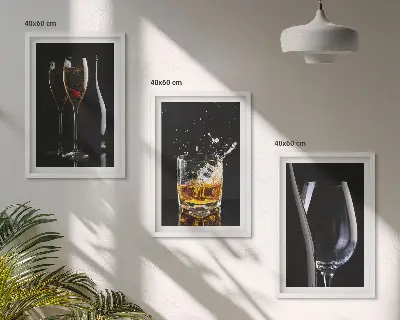 Zestaw obrazów do salonu z motywem kieliszków wina i whisky na czarnym tle