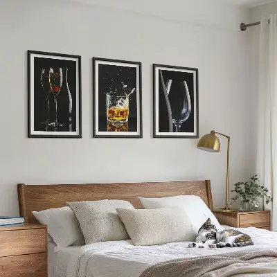 Zestaw obrazów do salonu z motywem kieliszków wina i whisky na czarnym tle