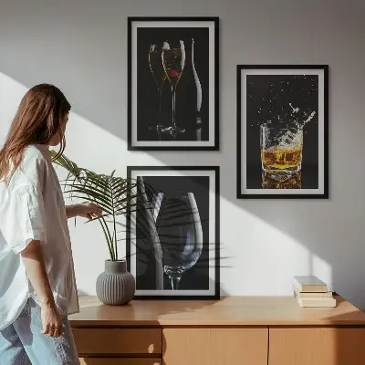 Zestaw obrazów do salonu z motywem kieliszków wina i whisky na czarnym tle