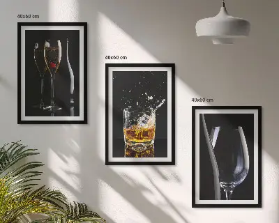 Zestaw obrazów do salonu z motywem kieliszków wina i whisky na czarnym tle